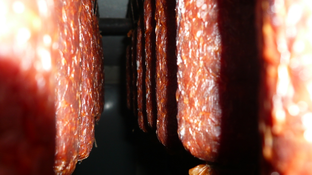 Ziegenrohwurst beim Reifen eine leckere Ziegenrohwurst aus der Bayrischen Region aus einheimischen Ziegen nach einem traditionalen Rezept mit viel Liebe und handgeschickt vom einem sehr guten Metzger von Hand hergestellt nur für dich von deiner Tante Bayern