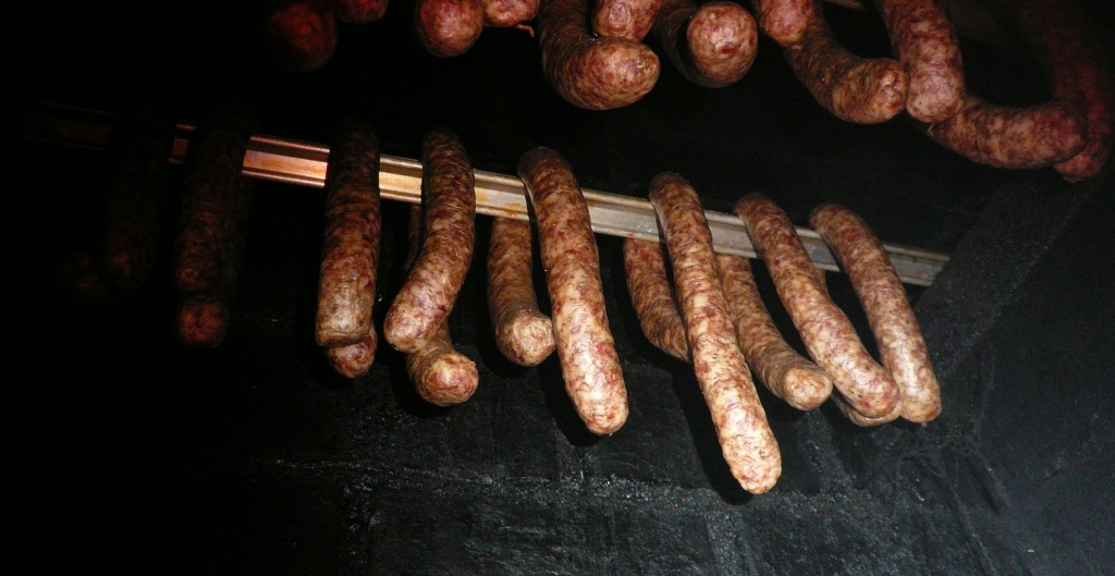 viele geräucherte Bratwurst frisch im Räucheroffen natürlich aus Bayern von deiner Tante Bayern nur für dich