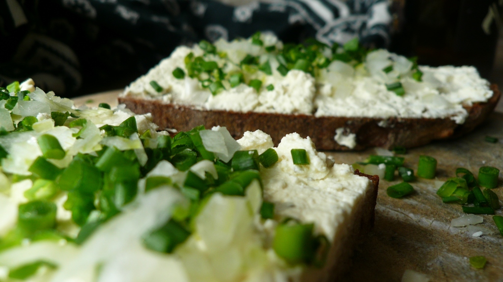 deine Tante Bayern präsentiert dir eine Fränkische Spezialität den Ziebeleskäs, es ist ein mit Zwiebeln, Rahm, Salz etwas Pfeffer angemachter Frischquark aus frisch geronnener Rohmilch von der Kuh ein echtes Fränkisches Spezialität.