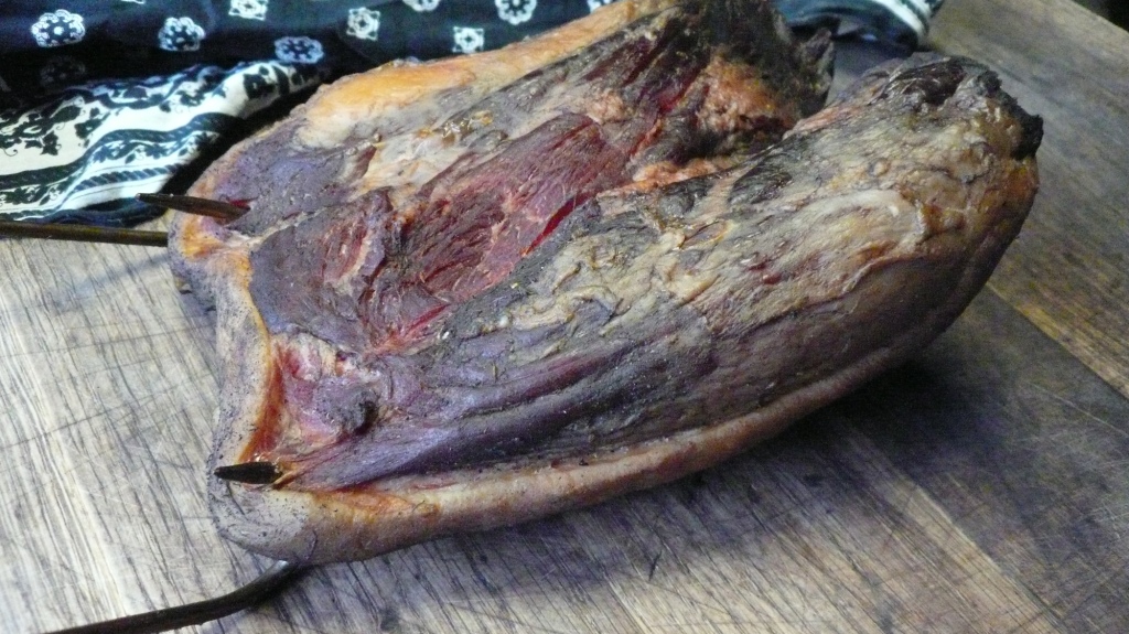 Oberpfälzer Schinken im ganzen Eine echte Spezialität aus unserer bayerischen Heimat, typischer geräucherte Schinkenspetzialität aus der Oberpfalz nach alter Spezialen Traditionsverfahren eingesalzen und geräuchert für einen feinen leckeren Geschmack von deiner lieben Tante Bayern für dich.
